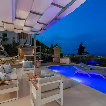 Artemis - Spectacular Views & Ideal For Large Groups, By Zantewize Villa